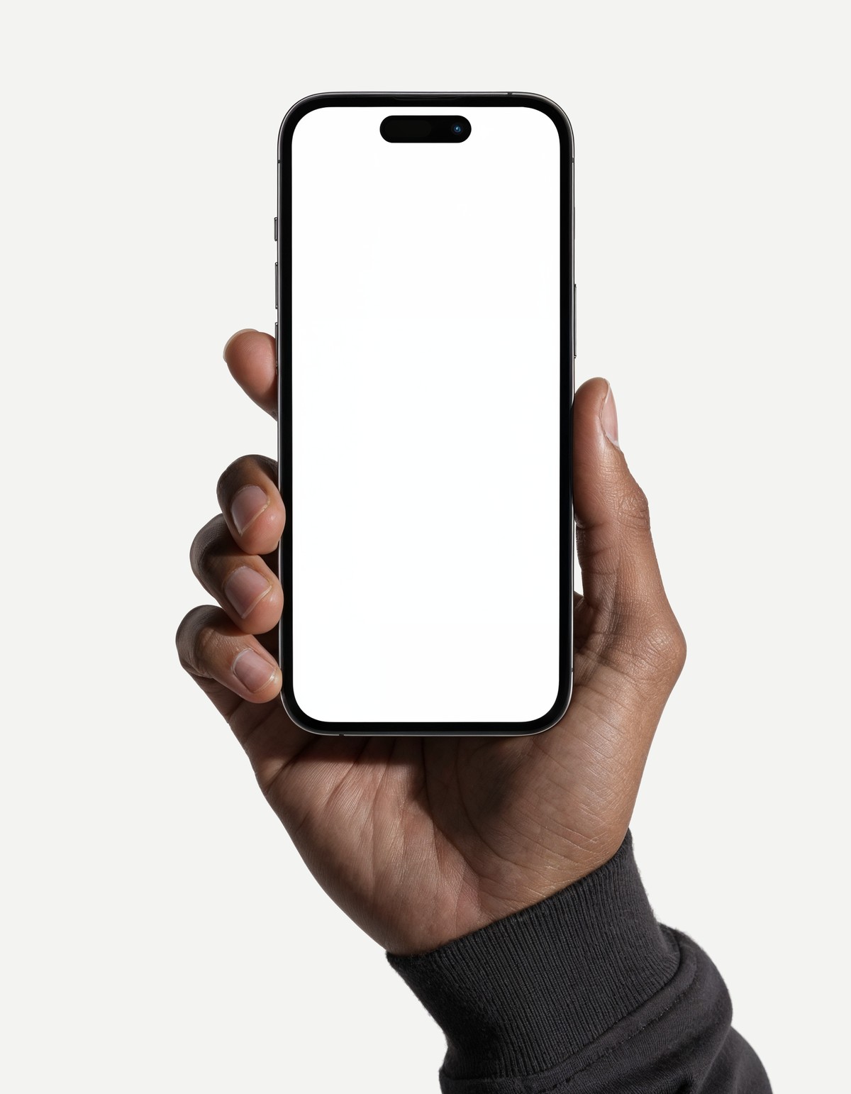 Une main tient un téléphone avec l'application TIOP